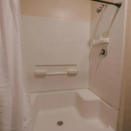 Stylish Exposed Brick 3 Bedroom Apartment *