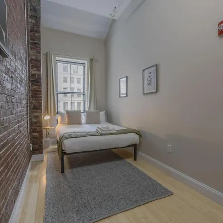 Apartment Stylish Exposed Brick 3 Bedroom *