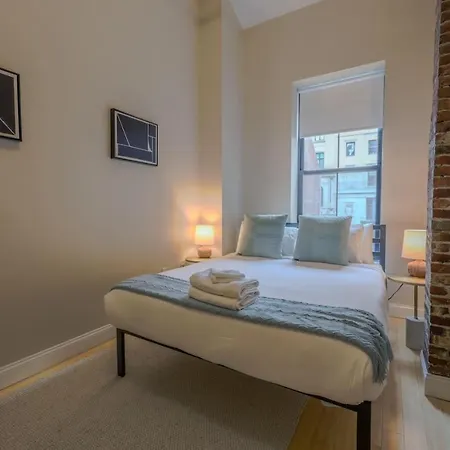 Stylish Exposed Brick 3 Bedroom *