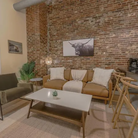 Apartment Stylish Exposed Brick 3 Bedroom *