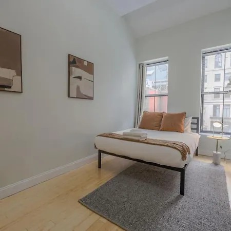 Stylish Exposed Brick 3 Bedroom Apartment *