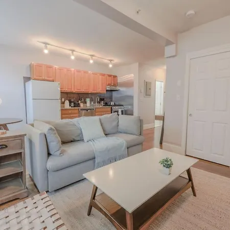 Chic 1 Bed Steps From Common Apartment *
