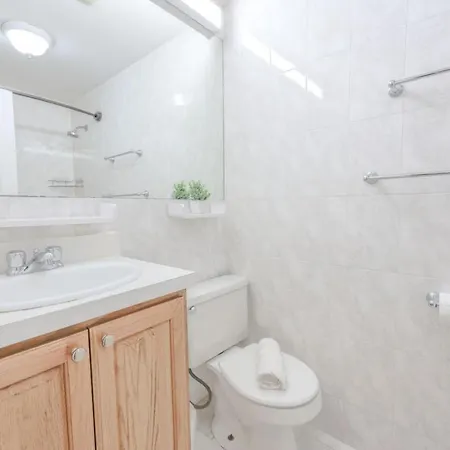Chic 1 Bed Steps From Common