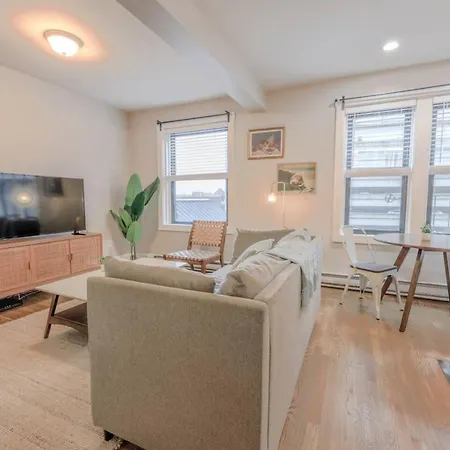 Chic 1 Bed Steps From Common Apartment *