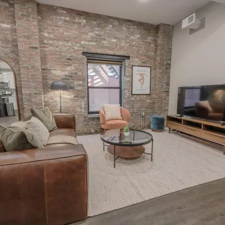 Charming 1 Bedroom Laundry In Unit