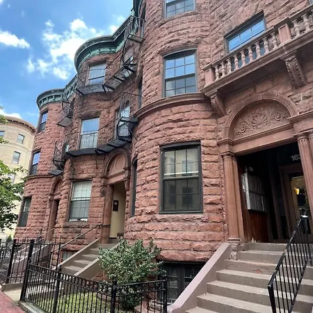 Retro On Quiet Street Apartment Boston