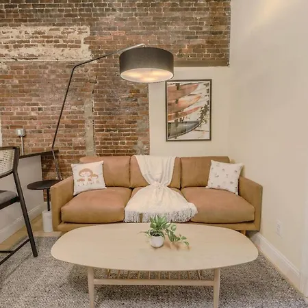 Simple Spacious Apartment *