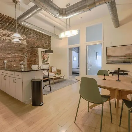 Simple Spacious Apartment *