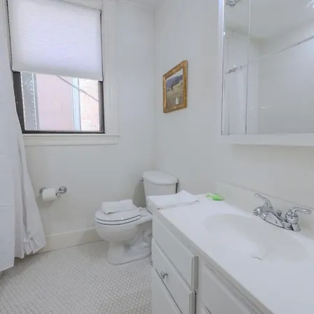 Simple 2 Bed 2 Bath Close To Fenway Boston