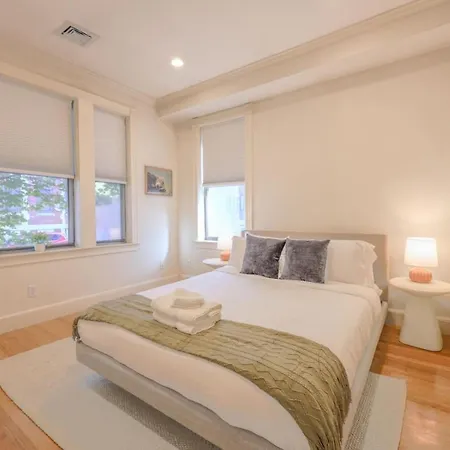 Simple 2 Bed 2 Bath Close To Fenway