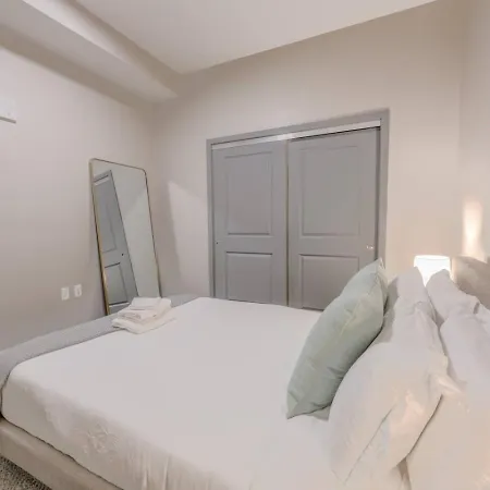 Luxurious Downtown 1 Bedroom Apartment *