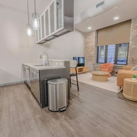 Luxurious Downtown 1 Bedroom *
