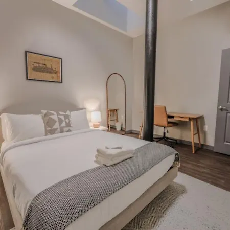 Chic Modern 2 Bed With Exposed Brick *