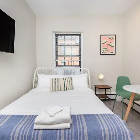 Compact Back Bay Apartment *