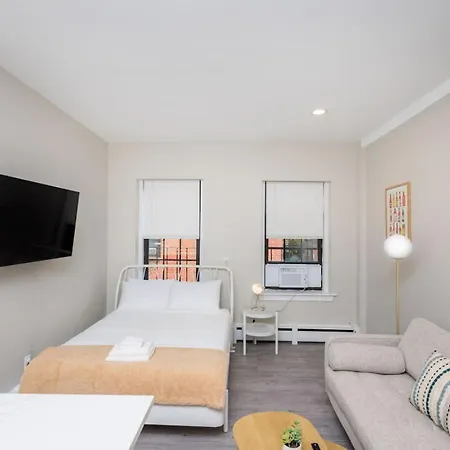 Newly Renovated W Exposed Brick Apartment *