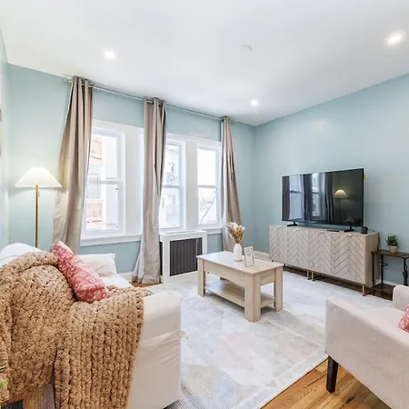 Stylish 3 Bedroom Apartment *