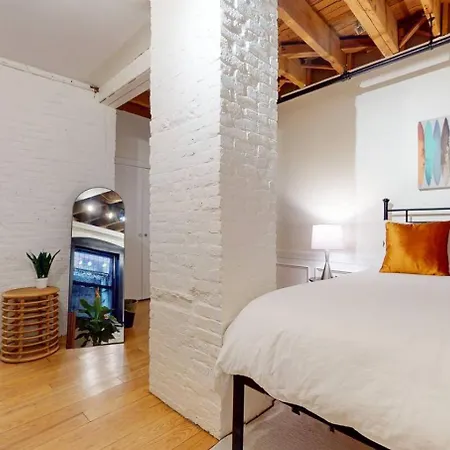 Apartment Expansive Back Bay 2-level Loft, Sleeps 6, 2b2b