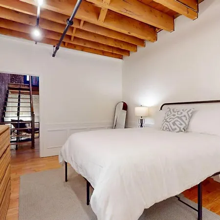 Expansive Back Bay 2-level Loft, Sleeps 6, 2b2b Apartment Boston