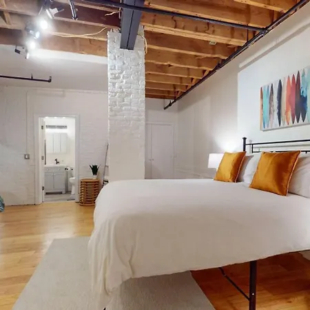 Expansive Back Bay 2-level Loft, Sleeps 6, 2b2b Boston