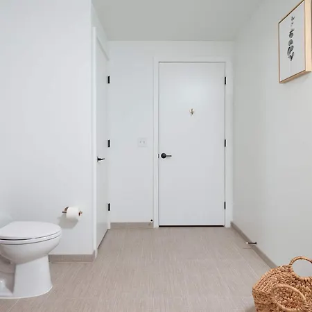 Back-bay Lux 2br With Rooftop And Parking *