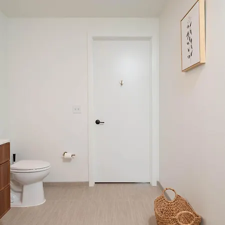 Back-bay Lux 2br With Rooftop And Parking *