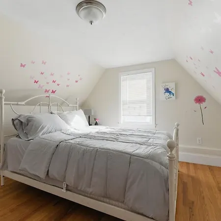 Cozy 4 Bedroom In Apartment