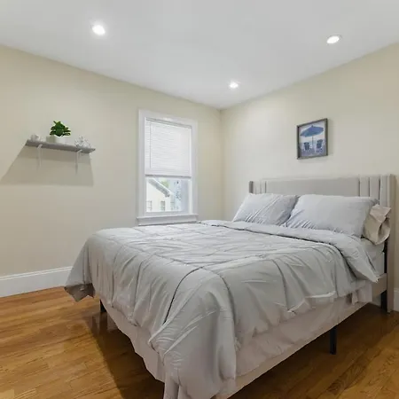 Cozy 4 Bedroom In Apartment *
