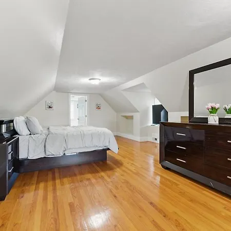 Cozy 4 Bedroom In Boston
