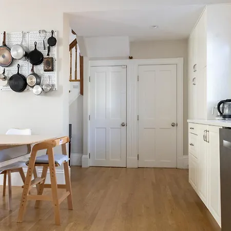 Family-Friendly 4Br W Yard & Modern Kitchen Holiday home