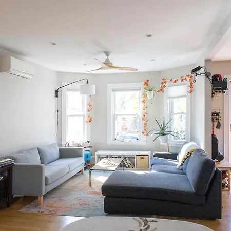 Family-Friendly 4Br W Yard & Modern Kitchen *