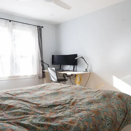 Holiday home Family-Friendly 4Br W Yard & Modern Kitchen