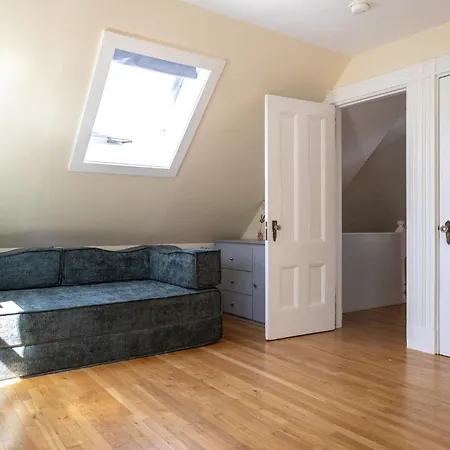 Family-Friendly 4Br W Yard & Modern Kitchen Holiday home