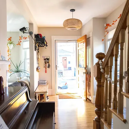 Family-Friendly 4Br W Yard & Modern Kitchen *