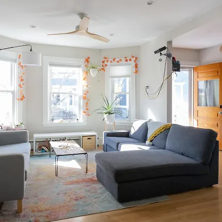 Family-Friendly 4Br W Yard & Modern Kitchen *