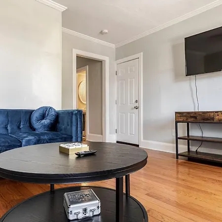 Right Near Convention Center And Train Station Apartment