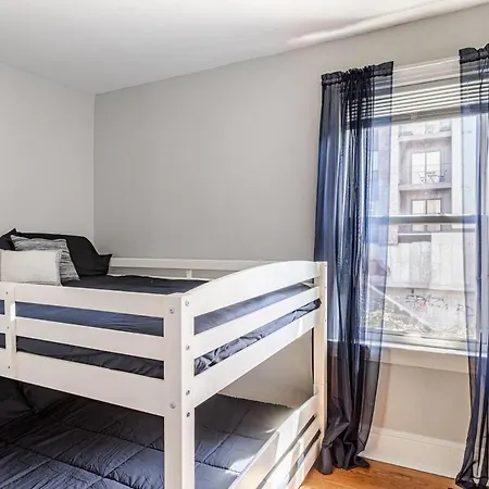 Right Near Convention Center And Train Station Apartment *