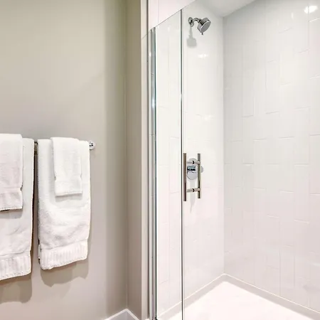 Luxury With Balcony In Seaport Apartment