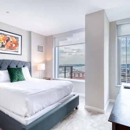 Luxury With Balcony In Seaport *