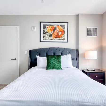 Luxury With Balcony In Seaport Apartment *