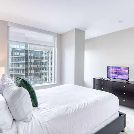 Luxury With Balcony In Seaport Apartment *