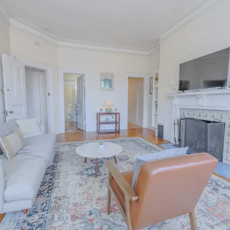 Apartment Large Victorian Back Bay 1br *