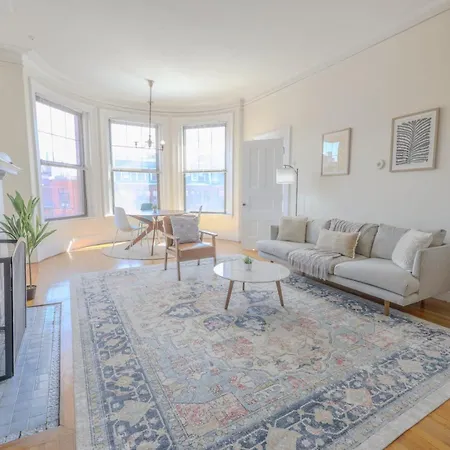 Apartment Large Victorian Back Bay 1br *