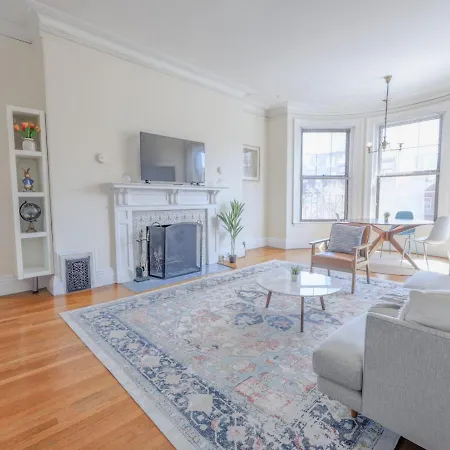 Large Victorian Back Bay 1br Boston