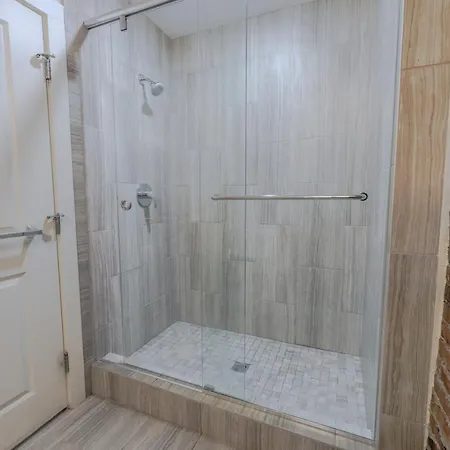4 Bed 2 Bath 200mbps Internet Luxury Keyless Entry *