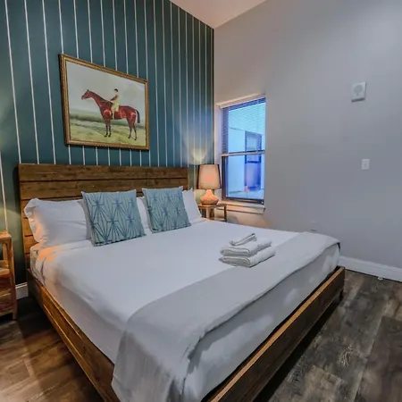 4 Bed 2 Bath 200mbps Internet Luxury Keyless Entry