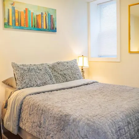 Modern & Cozy 3-br Near Downtown Holiday home