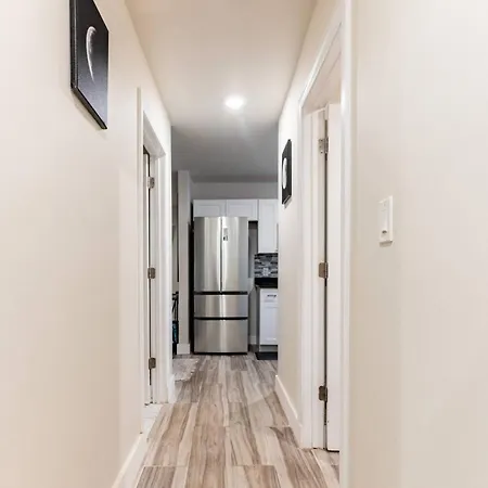 Modern & Cozy 3-br Near Downtown *
