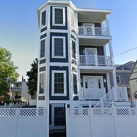 Modern & Cozy 3-br Near Downtown