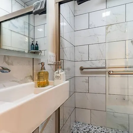 Modern & Cozy 3-br Near Downtown Holiday home *