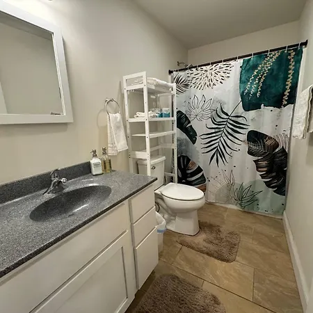 Modern & Stylish 1-br Near Downtown Holiday home *